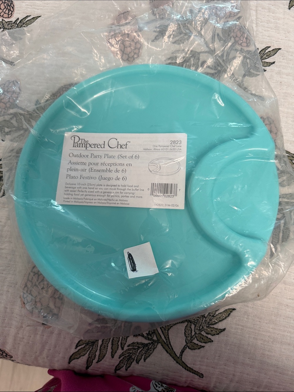 The Pampered Chef Outdoor Party Plates (6) with Built-In Cup Well